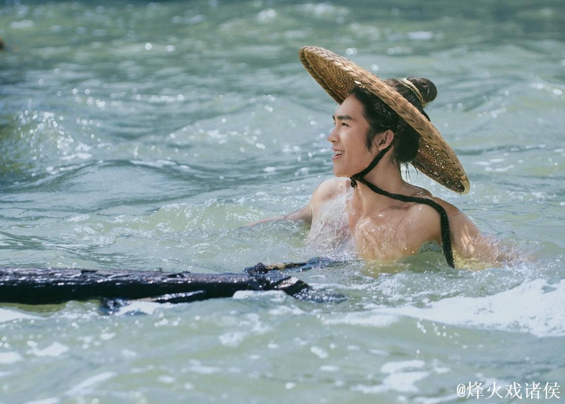 于适单人挥旗入场引发观众惊叹 于适单人挥旗入场引发观众惊叹